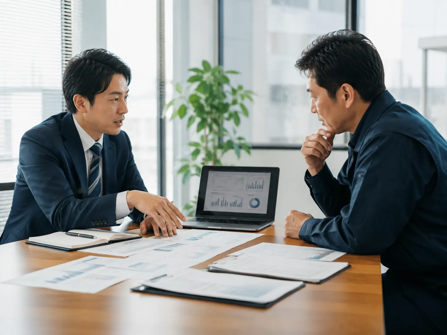 軽貨物会社の経営者と支援担当者が課題を整理する面談風景